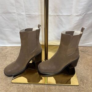 Oasis Society Taupe Chunky Heel Ankle Boots Size 7.5 Vegan Leather Chelsea